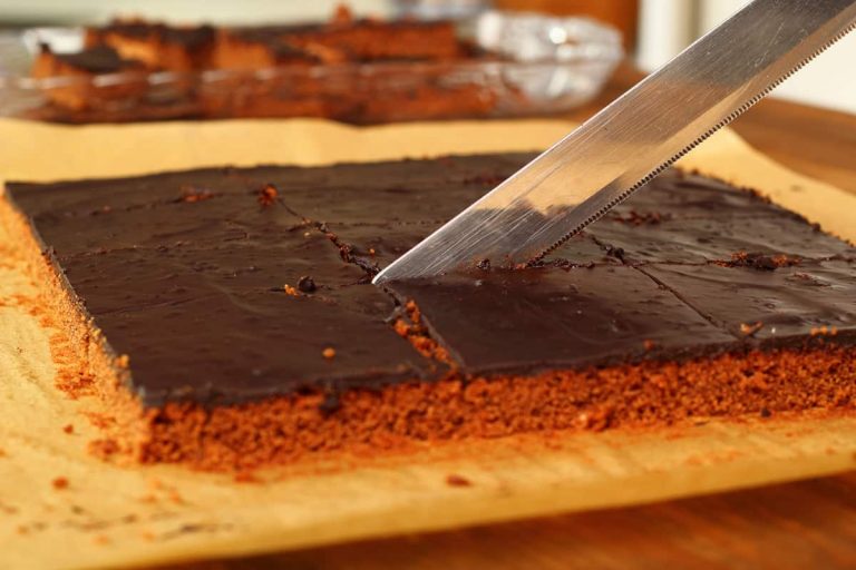 How Big is a Quarter Sheet Cake? HowdyKitchen