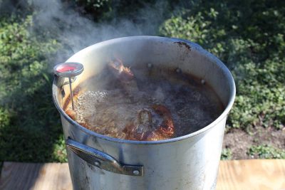 How much oil to deep fry a turkey