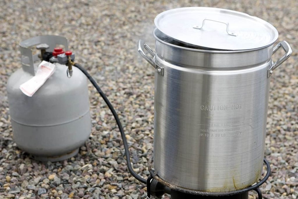 How Much Oil to Deep Fry a Turkey? HowdyKitchen