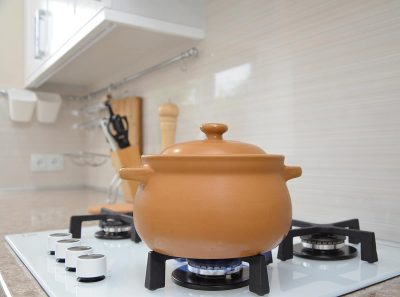 Can clay pots be used on a gas stove