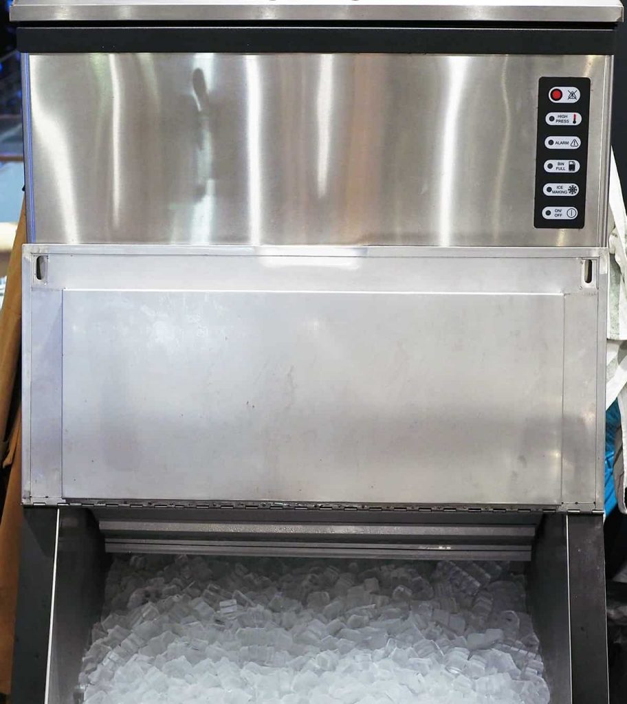 How Long Does an Ice Maker Take to Make Ice? (Answered) HowdyKitchen