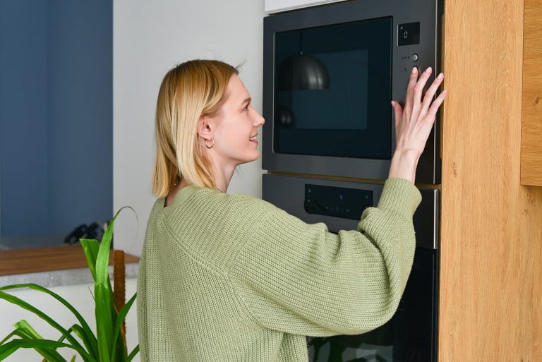 Oven Smells Like Burning Plastic (Causes & Troubleshooting) HowdyKitchen