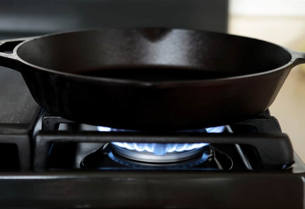 How to Season Cast Iron without Oven (In 5 Steps) HowdyKitchen