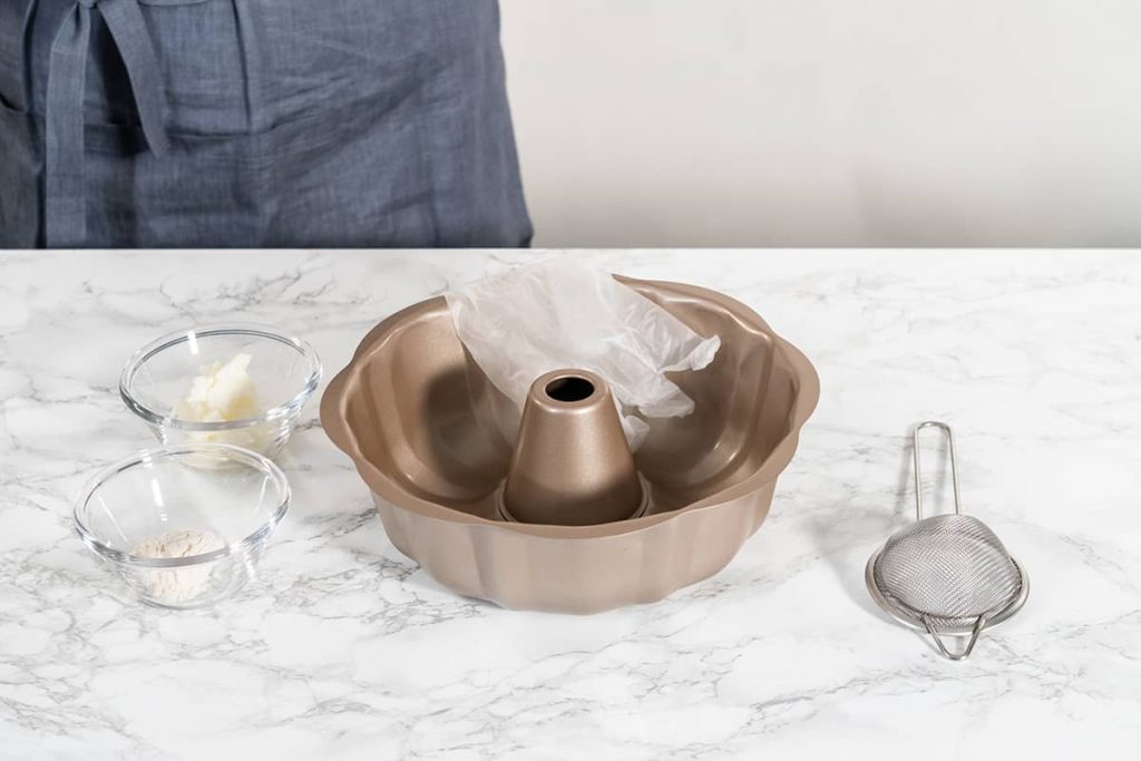 How to Grease and Flour a Bundt Pan HowdyKitchen