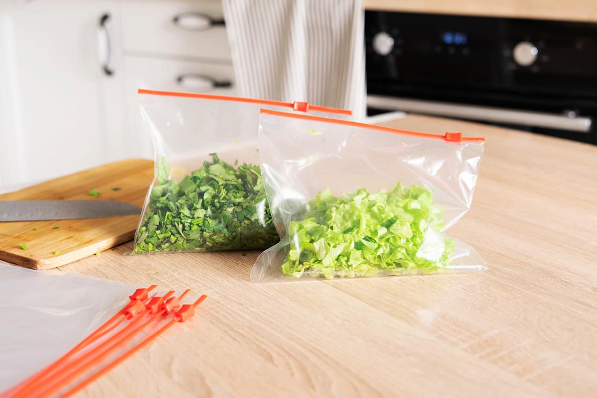 Can You Put Ziploc Bags in the Microwave? HowdyKitchen