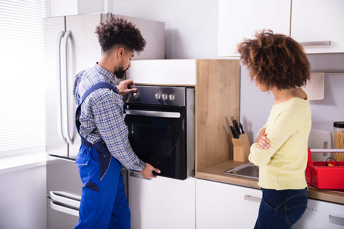 Oven Shuts Off When Door Opens - Causes and What to Do - HowdyKitchen