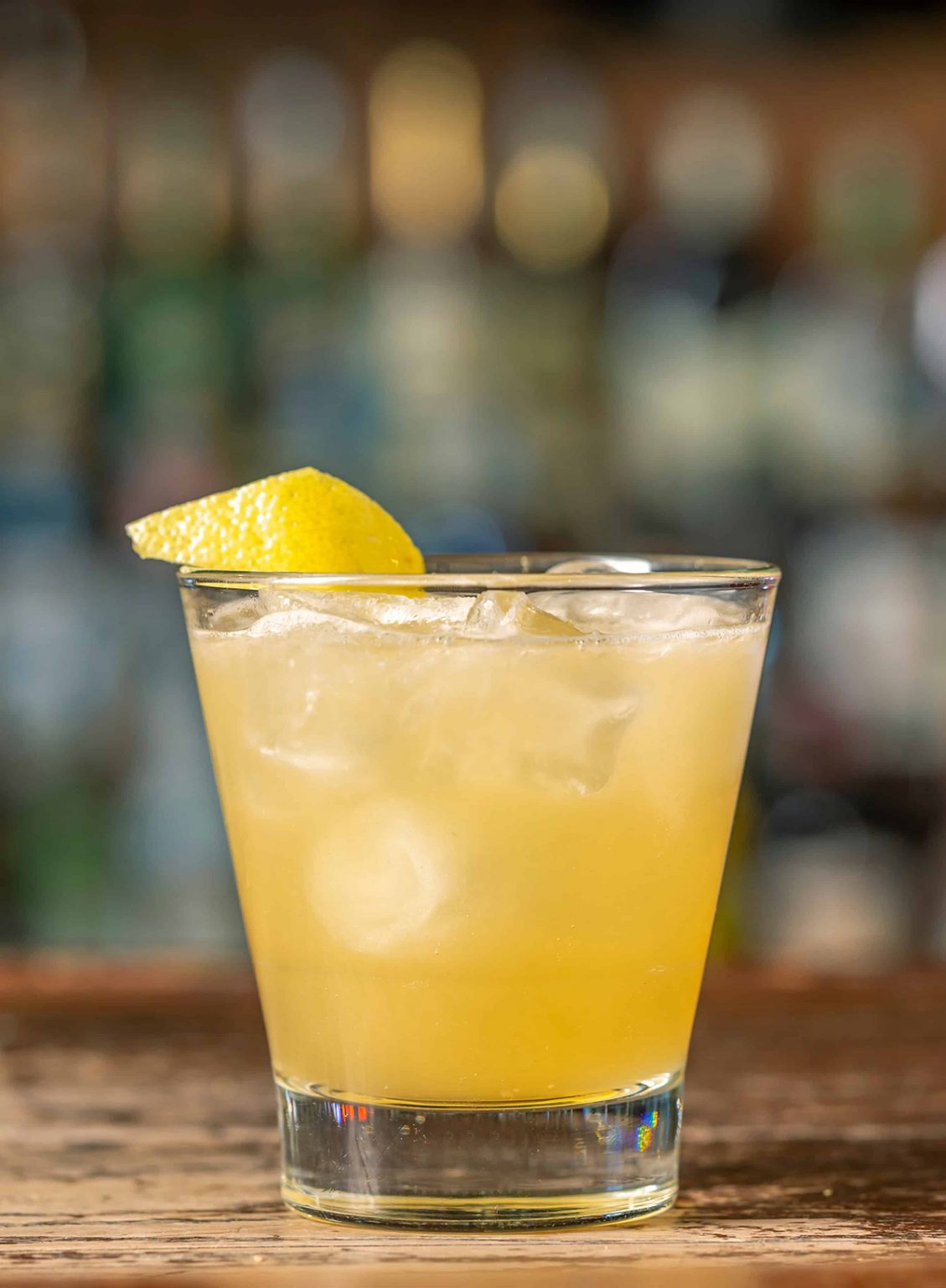 Classic Gin and Ginger Cocktail - HowdyKitchen
