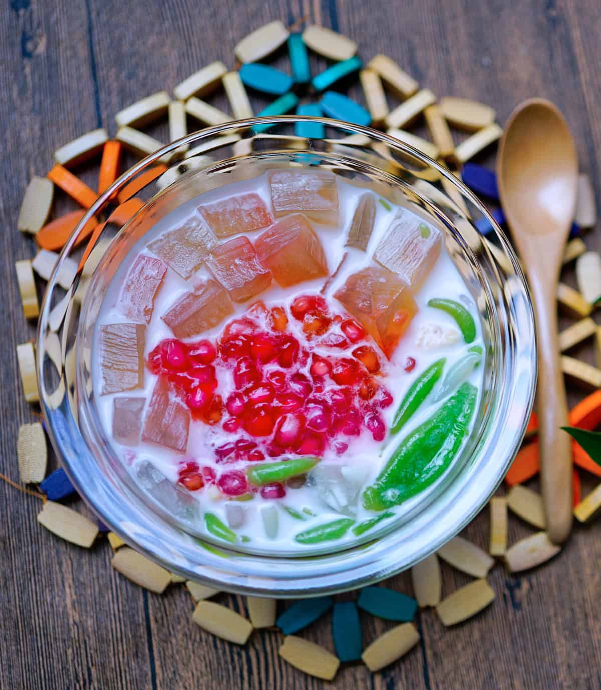 Chè Sương Sa Hạt Lựu (Rainbow Dessert with Water Chestnut Jelly)