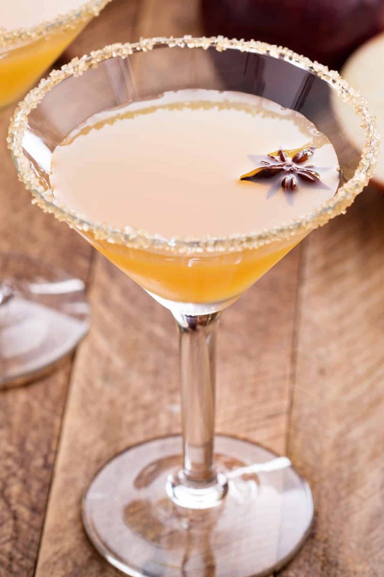 Spiced Apple Martini - HowdyKitchen